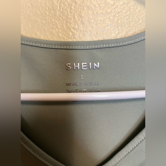 V-Neck T-shirt Olive Green Short Sleeve - Picture 3 of 3